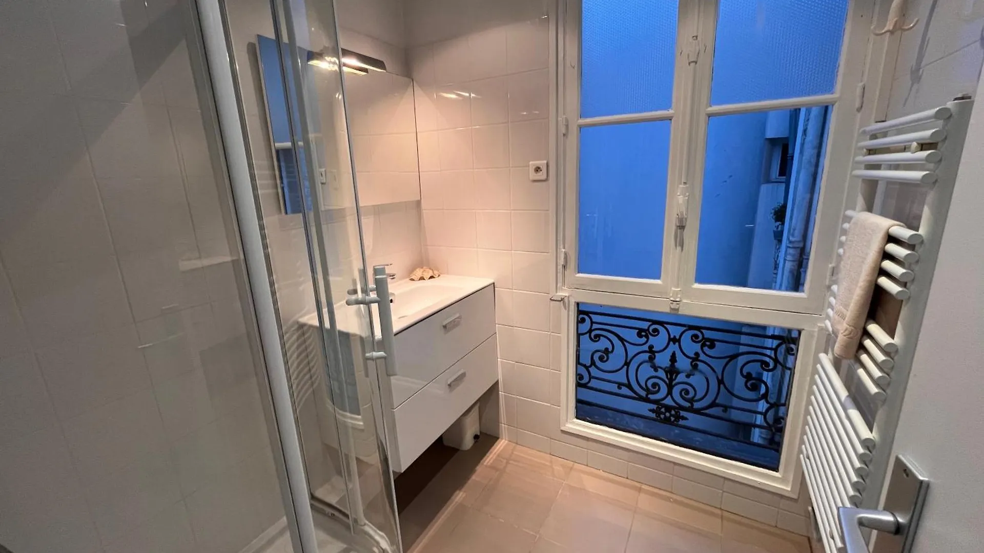 Vivre Au Village Des Batignolles * Paris